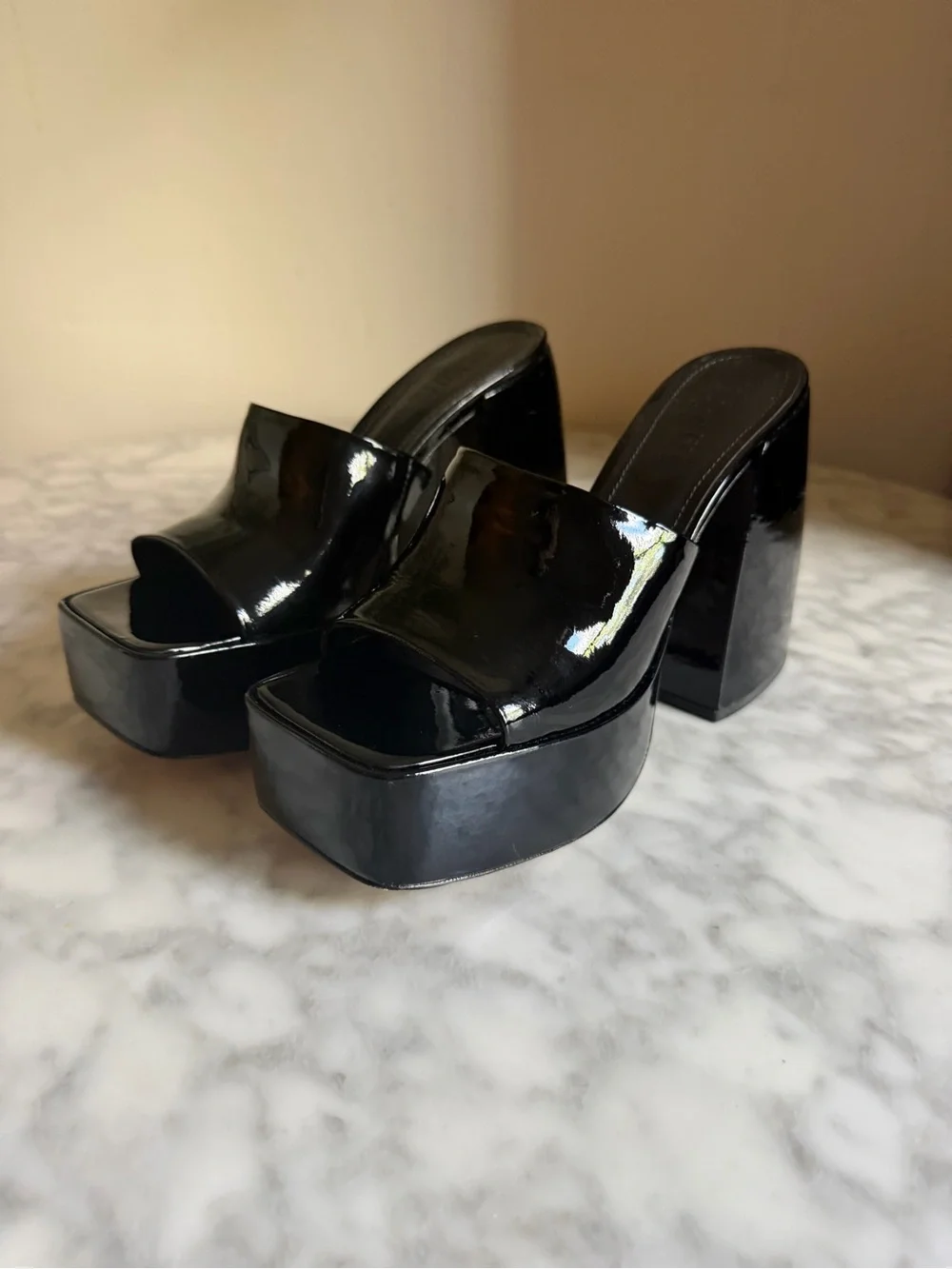 SCHUTZ sleek black
